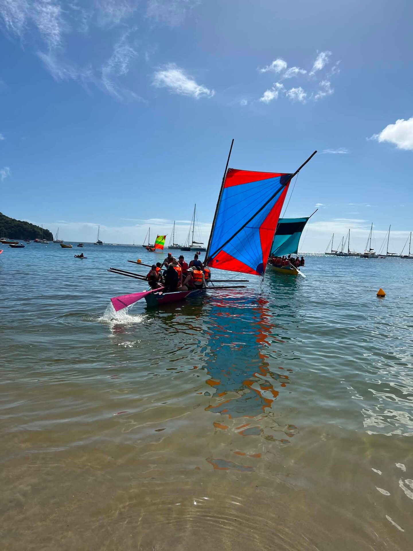 Deux yoles martiniquaises aux voiles colorées naviguant dans la baie des Trois-Îlets