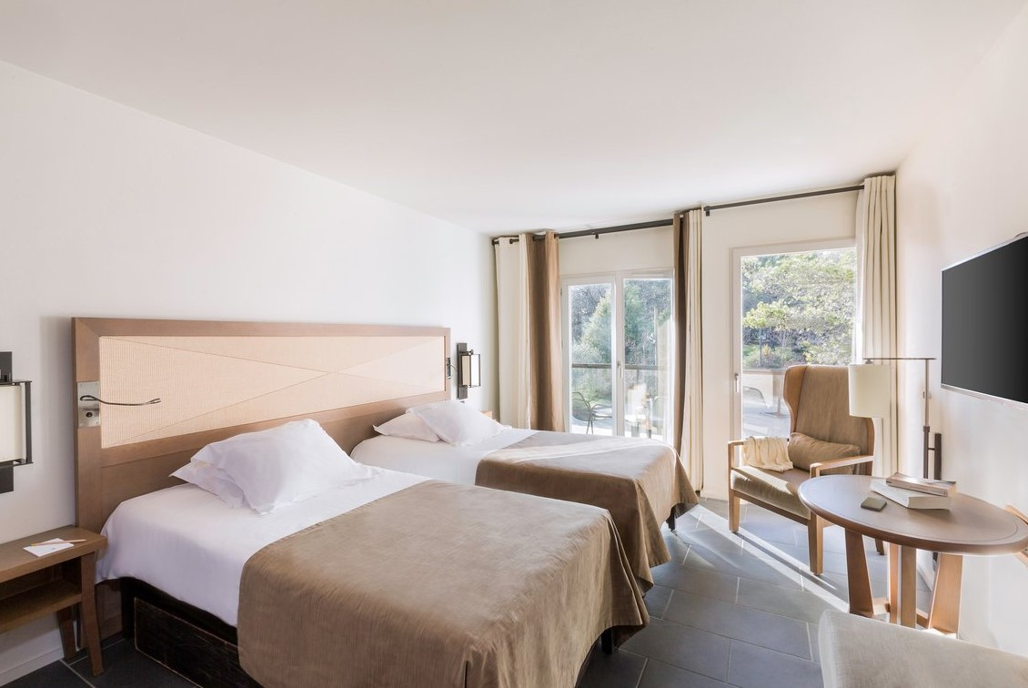 Chambre supérieure au Club Med Opio en Provence avec lits simples, balcon et vue sur un jardin privé pour un séjour relaxant. Chambre supérieure au Club Med Opio en Provence avec lits simples, balcon et vue sur un jardin privé pour un séjour relaxant.