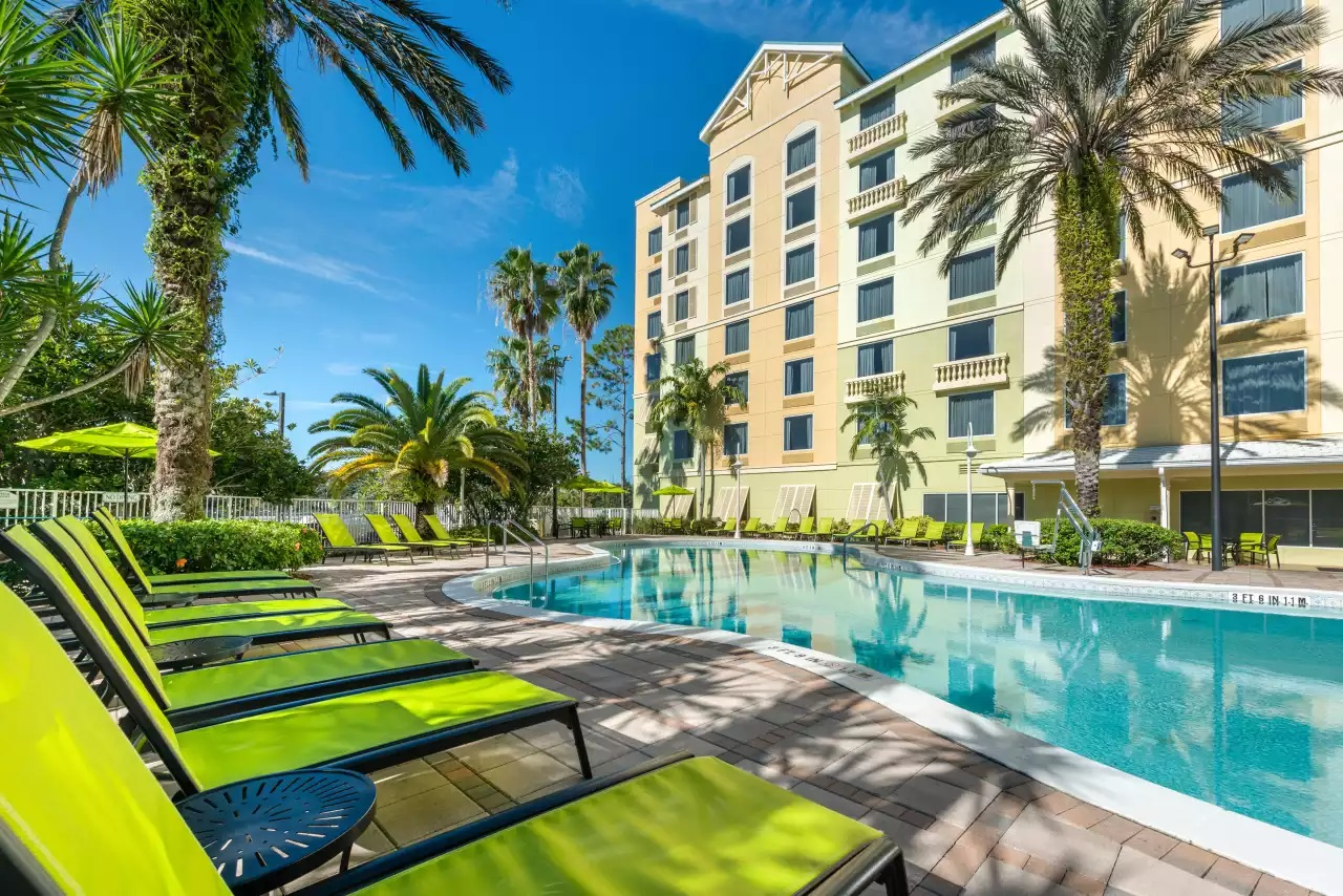 Piscine au Comfort Suites Maingate East Piscine au Comfort Suites Maingate East