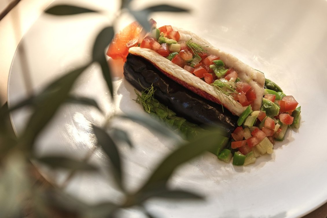 Assiette élégante de poisson accompagné de salsa de poivrons, un plat raffiné servi au restaurant du Club Med Opio en Provence. Assiette élégante de poisson accompagné de salsa de poivrons, un plat raffiné servi au restaurant du Club Med Opio en Provence.