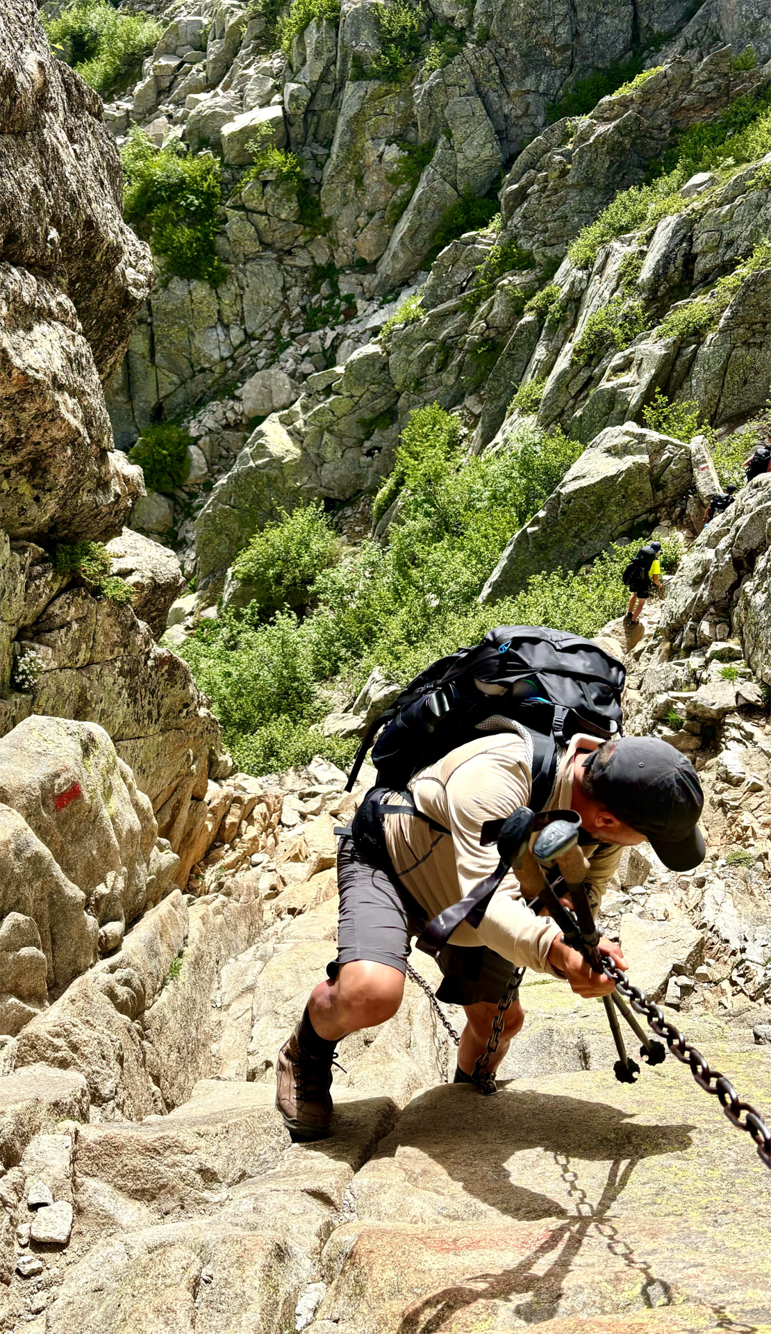 Descente abrupe avec chaines sur le GR20 Descente abrupe avec chaines sur le GR20