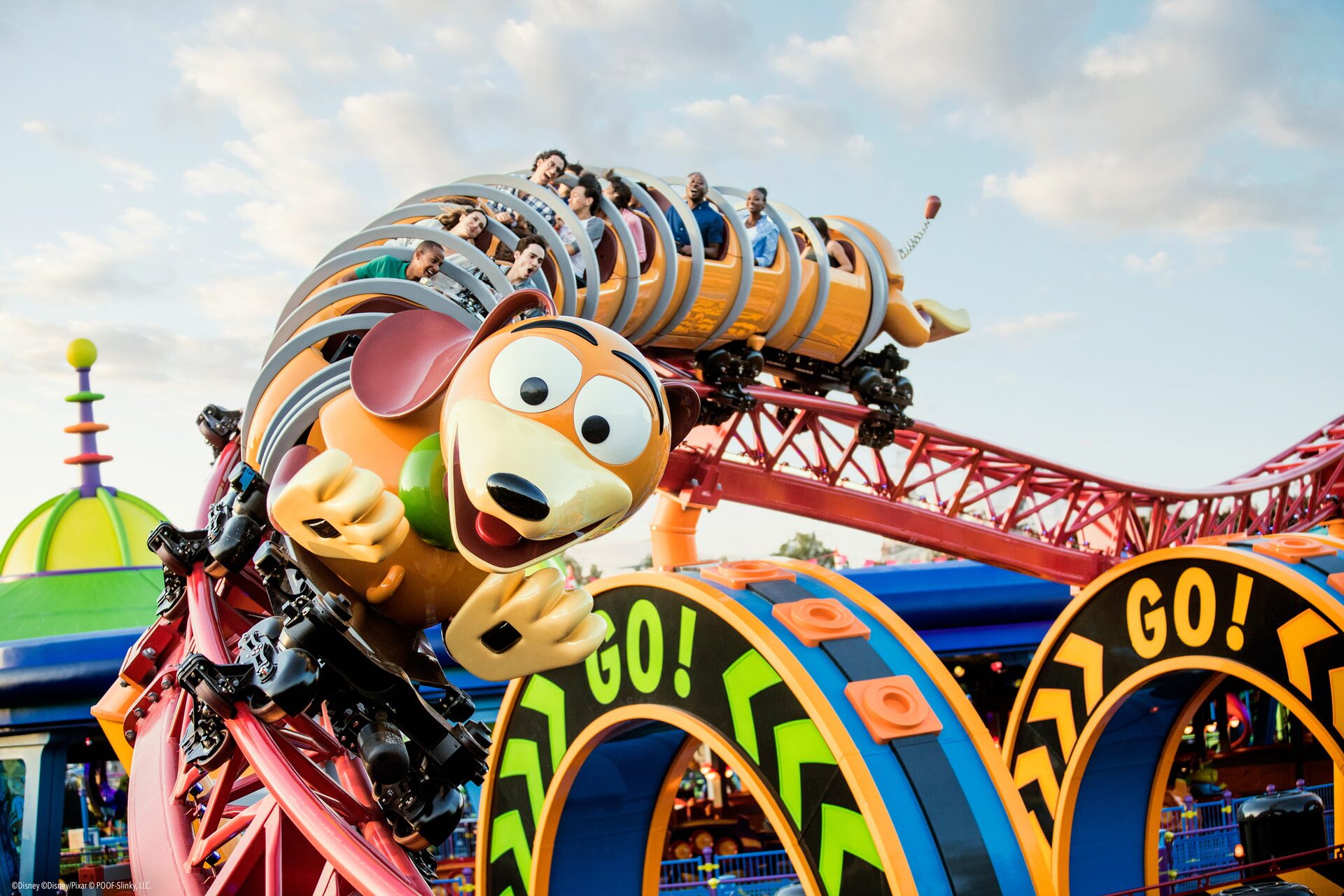 Slinky Dog Dash, les montagnes russes de Toy Story Land à Disney’s Hollywood Studios, au crépuscule Slinky Dog Dash, les montagnes russes de Toy Story Land à Disney’s Hollywood Studios, au crépuscule
