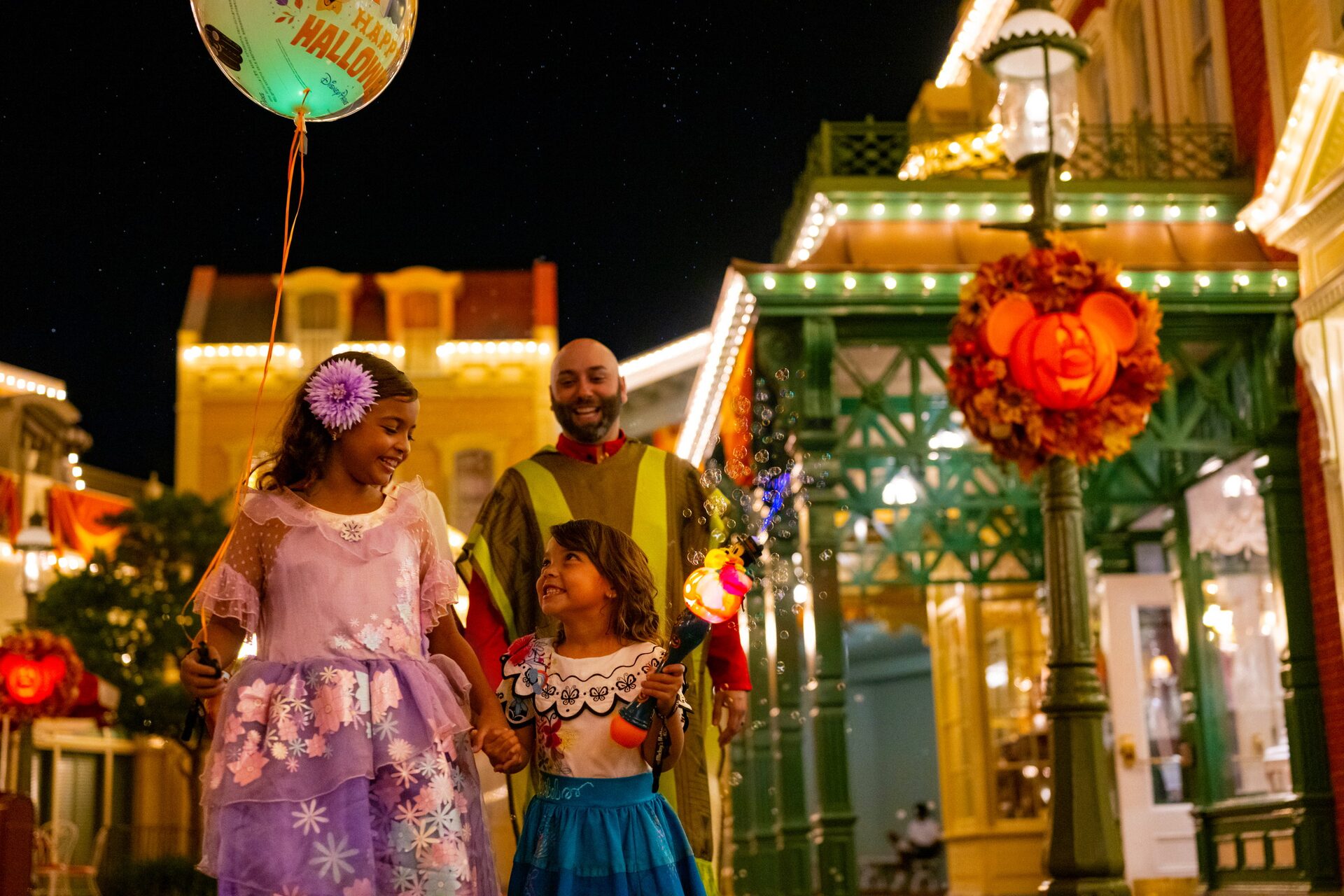Une famille costumée sur Main Street, U.S.A. pendant le Mickey’s Not-So-Scary Halloween Party, à Magic Kingdom Une famille costumée sur Main Street, U.S.A. pendant le Mickey’s Not-So-Scary Halloween Party, à Magic Kingdom