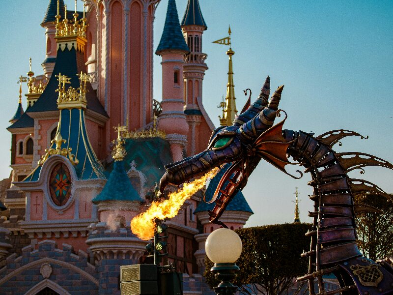 Le dragon de Maléfique devant le château de la Belle au bois dormant, Disneyland Paris