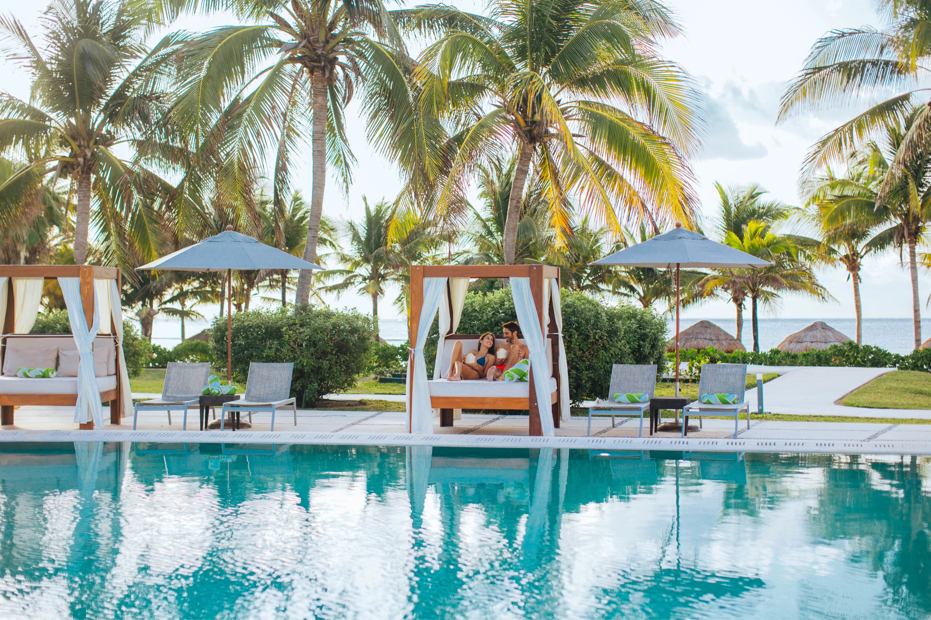 Piscine avec un cabanas pour couples au Dreams Puerto Morelos, Riviera Maya avec Voyages Aquaterra Piscine avec un cabanas pour couples au Dreams Puerto Morelos, Riviera Maya avec Voyages Aquaterra