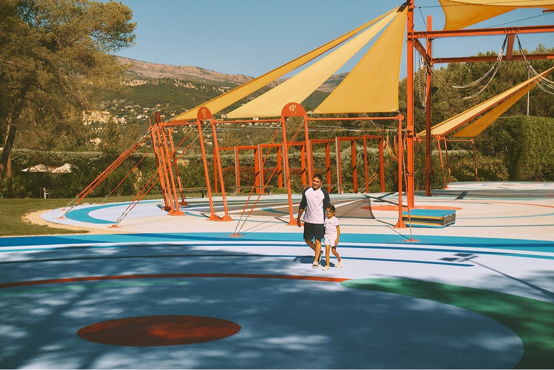Enfant accompagné d’un GO en route vers l’école de cirque au Club Med Opio en Provence pour découvrir des activités acrobatiques. Enfant accompagné d’un GO en route vers l’école de cirque au Club Med Opio en Provence pour découvrir des activités acrobatiques.
