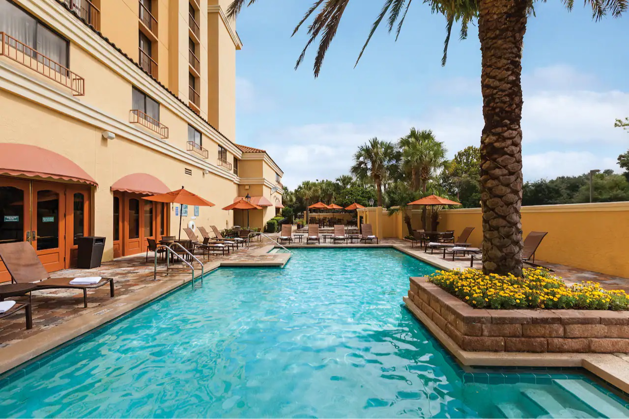 Piscine au Embassy Suites by Hilton Orlando International Drive Convention Center Piscine au Embassy Suites by Hilton Orlando International Drive Convention Center