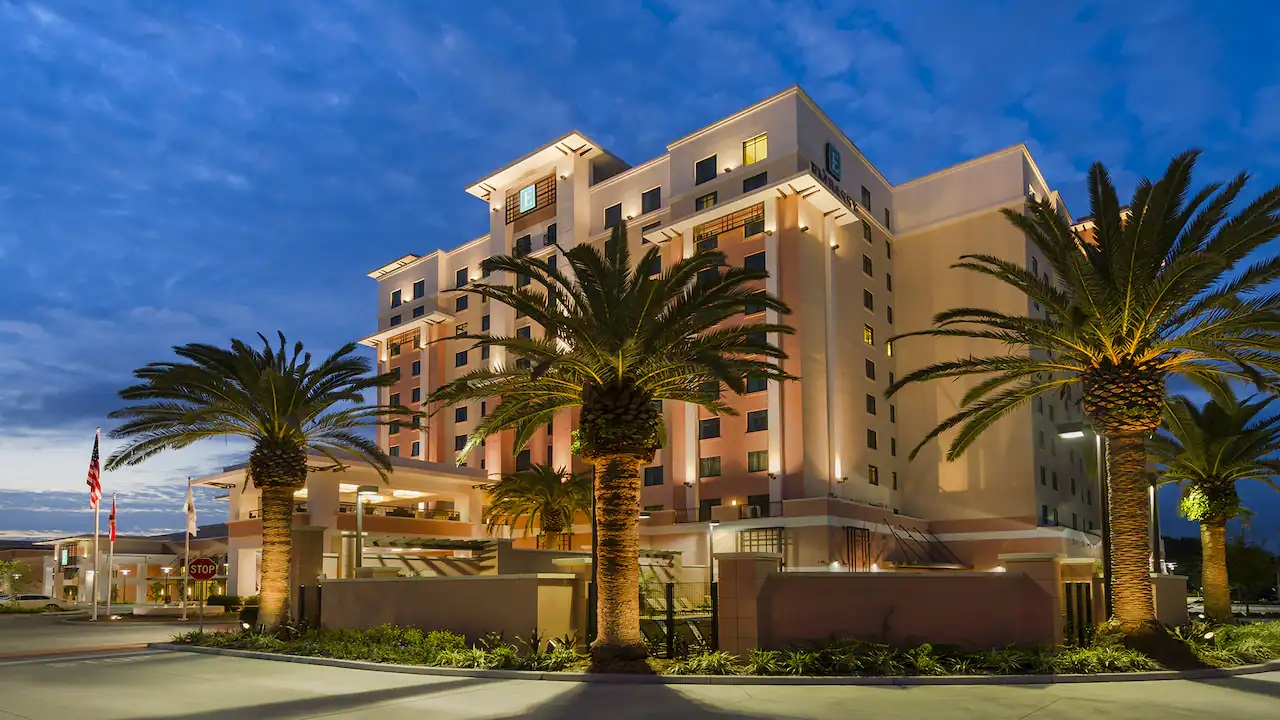 Entrée au Embassy Suites by Hilton Orlando — Lake Buena Vista South Entrée au Embassy Suites by Hilton Orlando — Lake Buena Vista South
