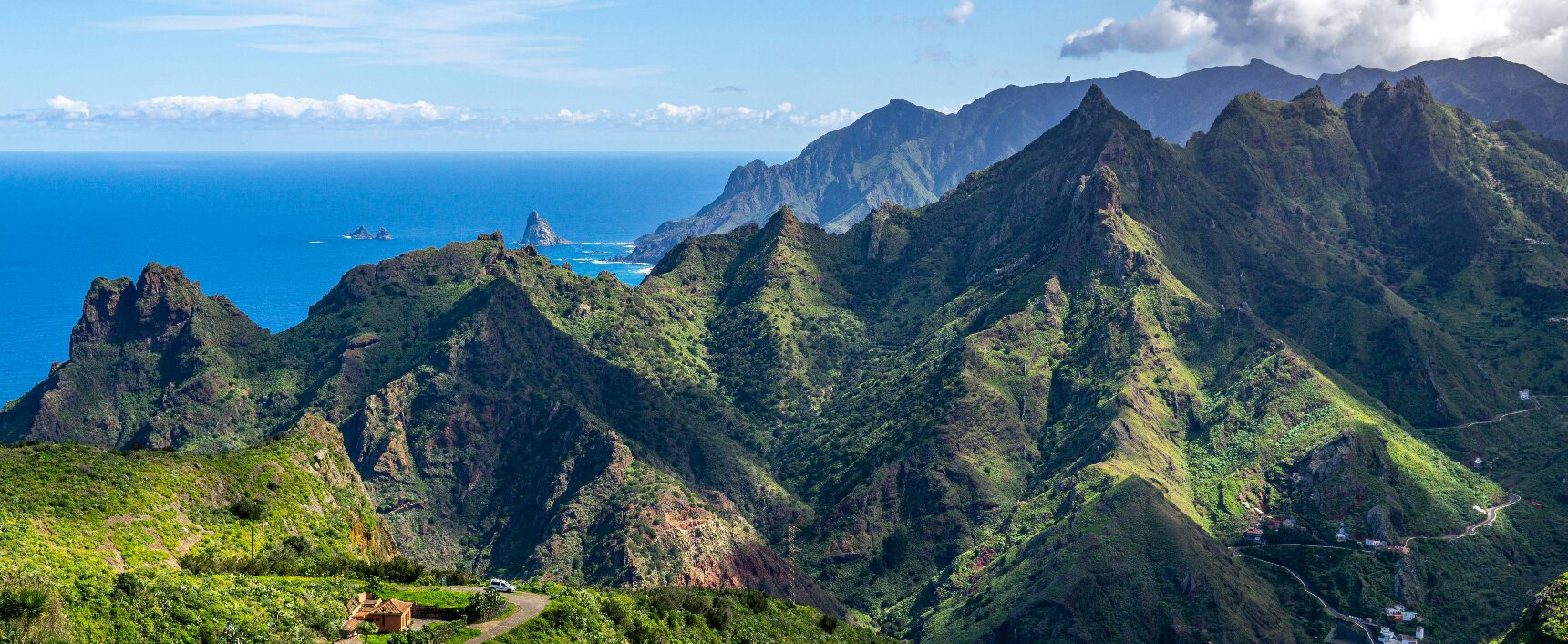 Les crêtes du massif d’Anaga plongeant vers l’Atlantique, à Tenerife