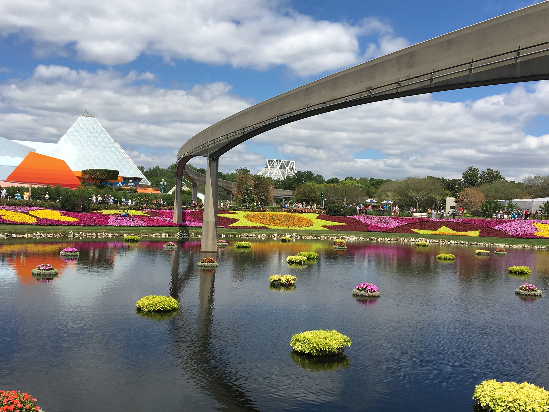 Monorail au parc thématique EPCOT Monorail au parc thématique EPCOT