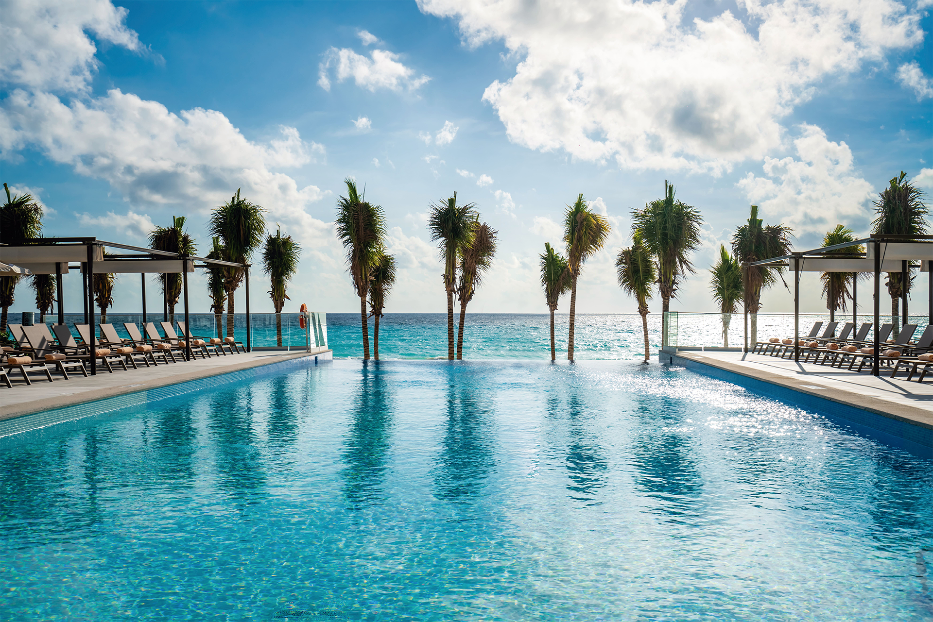 Riu Palace Kukulkan Zone Hôtelière de Cancun au Mexique Boulevard Kukulkan piscine à débordement avec palmiers et vue sur la mer