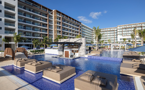 Pool Bar at Royalton Splash Riviera Cancun, An Autograph Collection All-Inclusive Resort Pool Bar at Royalton Splash Riviera Cancun, An Autograph Collection All-Inclusive Resort