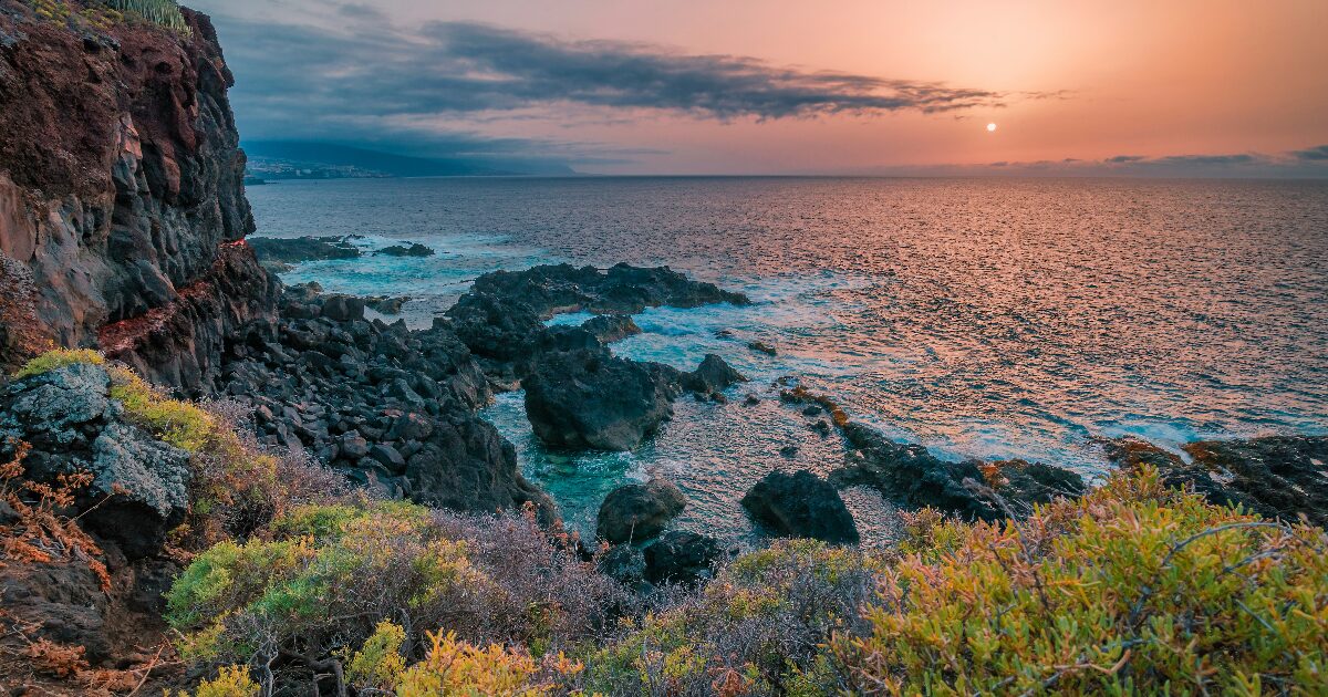 Coucher de soleil sur la côte volcanique de Tenerife, aux îles Canaries